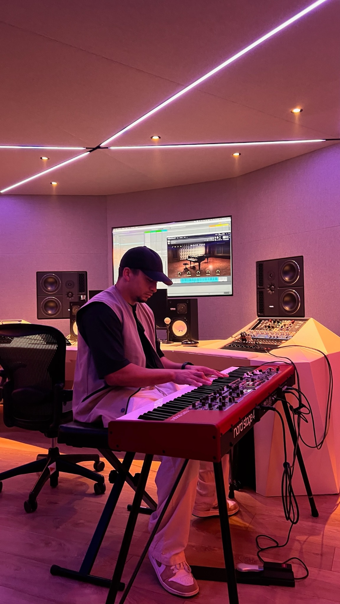 TRex au clavier en studio